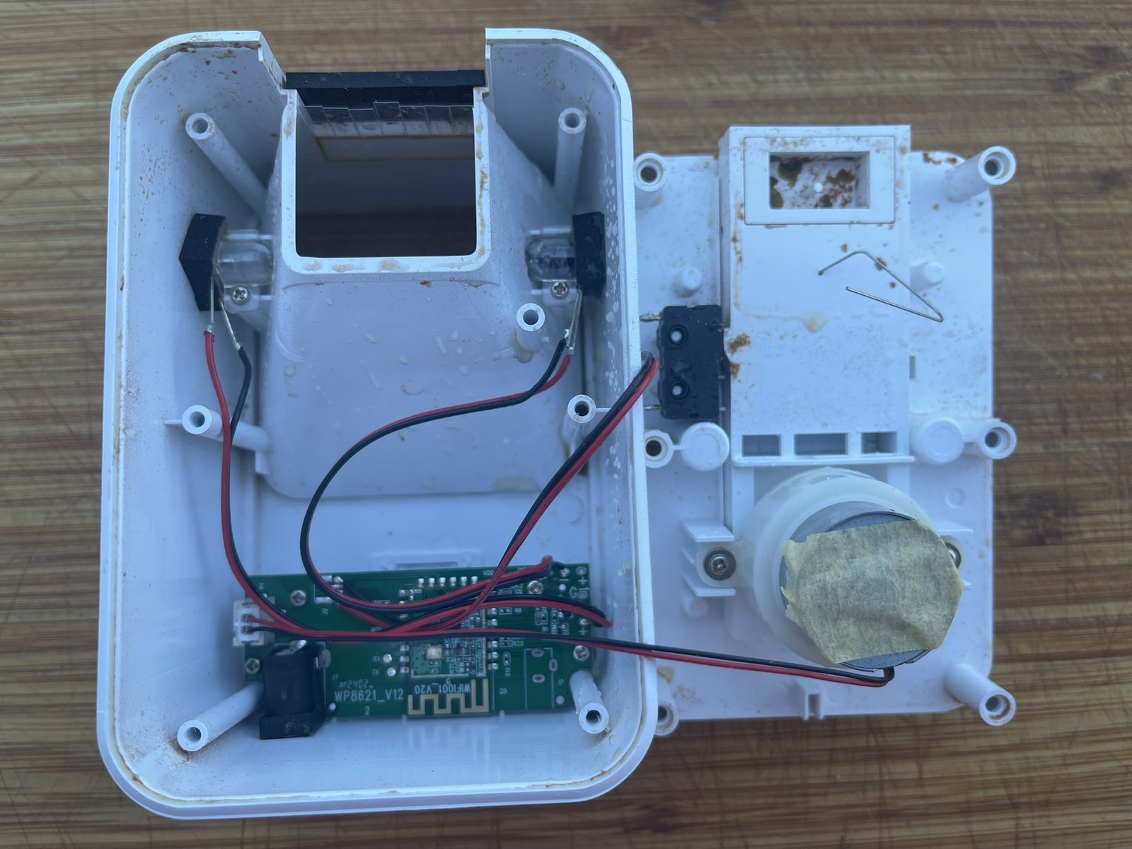 The WP8621 shell opened up: bottom left the WP8621_V12 board with the WiFi001_V20 module, right the motor, the microswitch and the drum