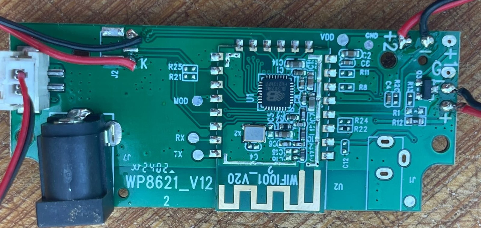 The WP8621_V12 board: the MOD, RX and TX pads in a column left of the module, VDD and GND at the top